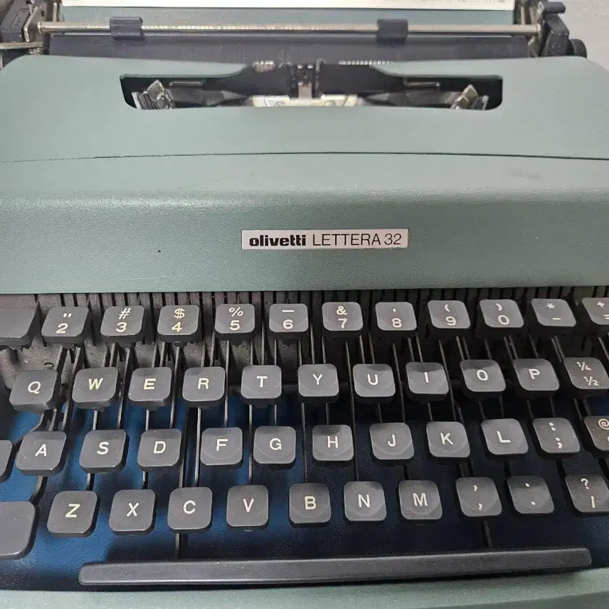 [BUNJANG] Olivetti Lettera 32 Spanish Typewriter / 스페인 올리베티 레테라 32 영문 타자기