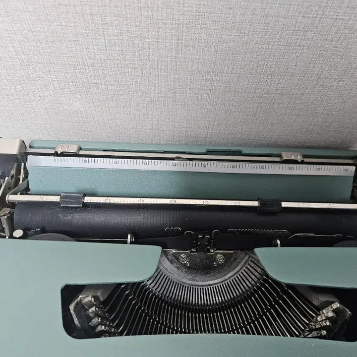 [BUNJANG] Olivetti Lettera 32 Spanish Typewriter / 스페인 올리베티 레테라 32 영문 타자기