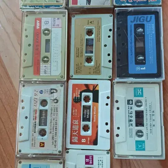 [BUNJANG] Retro Cassette Tape Cases &amp; Tapes Bundle (Bae Ho, Lee Mi-ja, Various Artists) / 희귀/수집용] 배호 이미자 최신힛트가요 레트로 카세트테이프 빈 케이스 3종 + 실물 테이프 8개 일괄 (DP용/수집용)