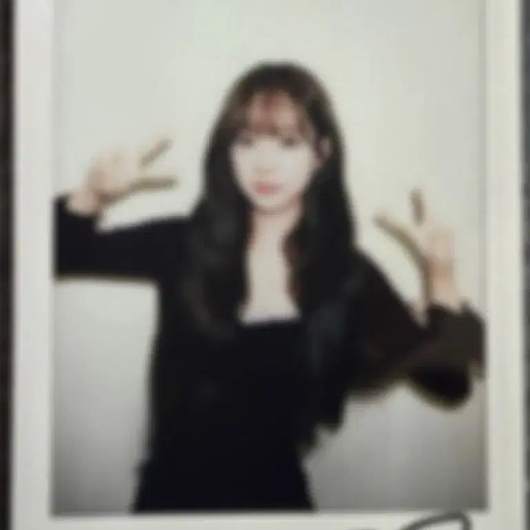 [BUNJANG] tripleS Kim Sumin Signed Polaroid Photo / 260829 tripleS 트리플에스 김수민 싸인 폴라로이드