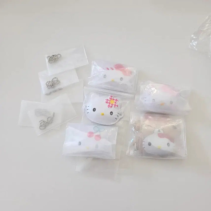 [BUNJANG] Hello Kitty Mask Gacha Keyring Full Set (5 Types) / 헬로키티 가면 가챠 키링 5종 세트 일괄