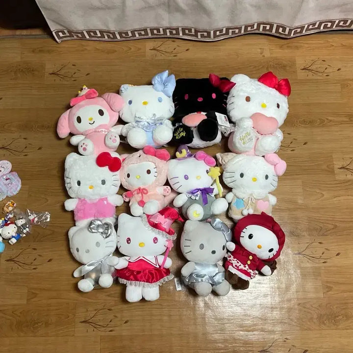 [BUNJANG] Hello Kitty Doll, Bag, and Keychain Bundle Set / 헬로키티 인형 및 가방 및 키링들 일괄 판매