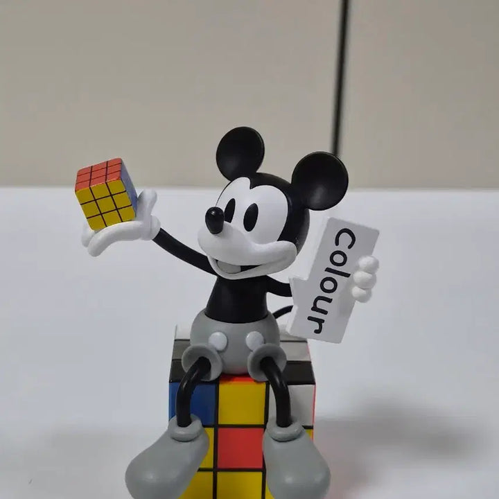 [BUNJANG] Mickey Mouse Figure Holding Rubik&
