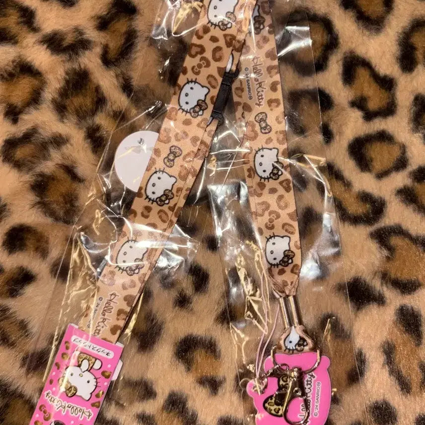[BUNJANG] Hello Kitty Leopard Nextrap with Phone Strap and Keychain / [미개봉 새상품] 고고갸루 헬로키티 레오파드 넥스트랩