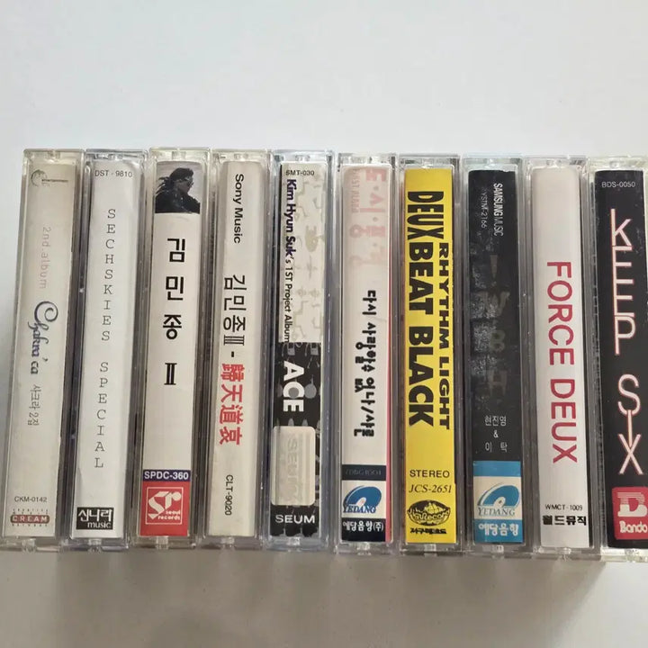 [BUNJANG] Various Artists K-Pop Cassette Tape Bundle Set (Chakra, Sechskies, Kim Min Jong, Deux &amp; More) / 54 샤크라, 젝스키스, 김민종, 김민종, 에이스, 도시풍경, 듀스, 현진영&amp;이탁, 듀스, 킵식스 카세트테이프 총 10개 일괄판매