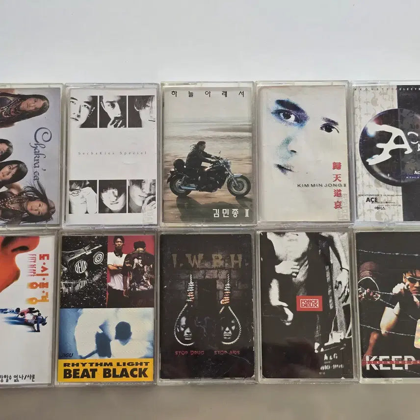 [BUNJANG] Various Artists K-Pop Cassette Tape Bundle Set (Chakra, Sechskies, Kim Min Jong, Deux &amp; More) / 54 샤크라, 젝스키스, 김민종, 김민종, 에이스, 도시풍경, 듀스, 현진영&amp;이탁, 듀스, 킵식스 카세트테이프 총 10개 일괄판매