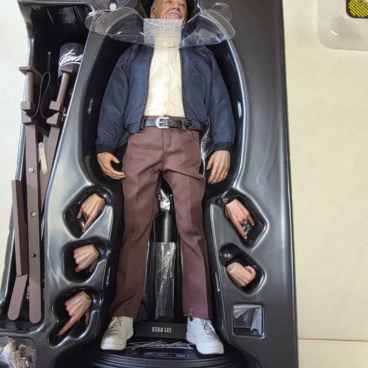 [BUNJANG] Hot Toys Stanley 1/6 Scale Figure / 핫토이 스탠리 1/6 스케일 피규어