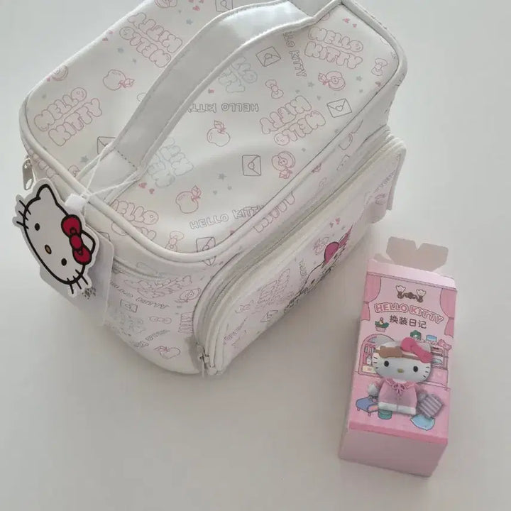 [BUNJANG] Hello Kitty White Pouch &amp; Princess Figure Bundle Set / [일괄 세트] 헬로키티 파우치 화이트 &amp; 랜덤 피규어(공주)
