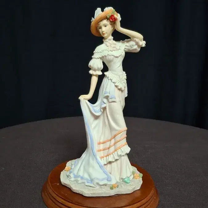 [BUNJANG] The Leonardo Collection Society Belle Figurine / 레오나르도 컬렉션 "소사이어티 벨"