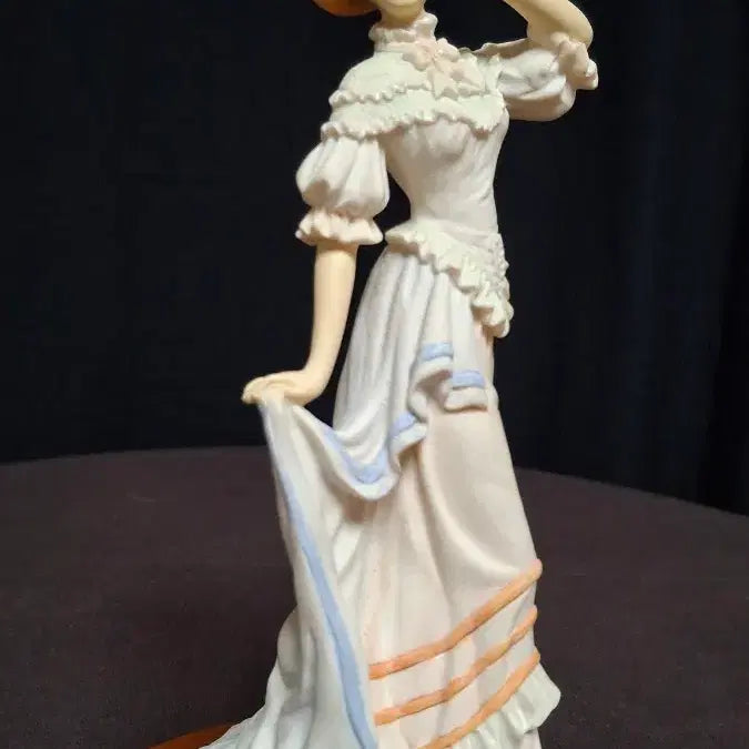 [BUNJANG] The Leonardo Collection Society Belle Figurine / 레오나르도 컬렉션 "소사이어티 벨"