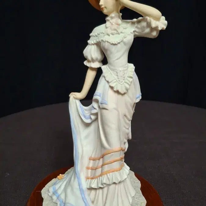 [BUNJANG] The Leonardo Collection Society Belle Figurine / 레오나르도 컬렉션 "소사이어티 벨"