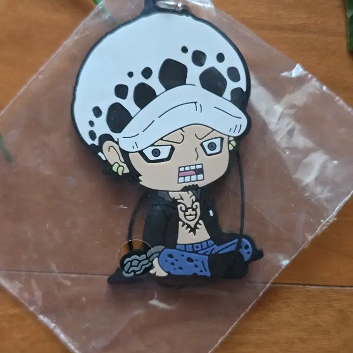 [BUNJANG] One Piece Trafalgar Law Rubber Strap Keychain / 원피스  트라팔가 로우 러버 스트랩 키링 키홀더 - Used