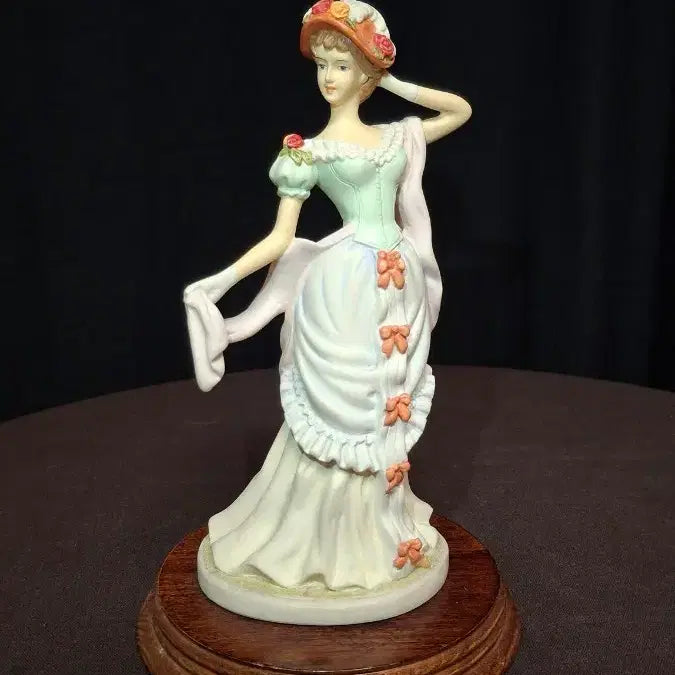 [BUNJANG] The Leonardo Collection Victorian Lady Figurine / 레오나르도 컬렉션