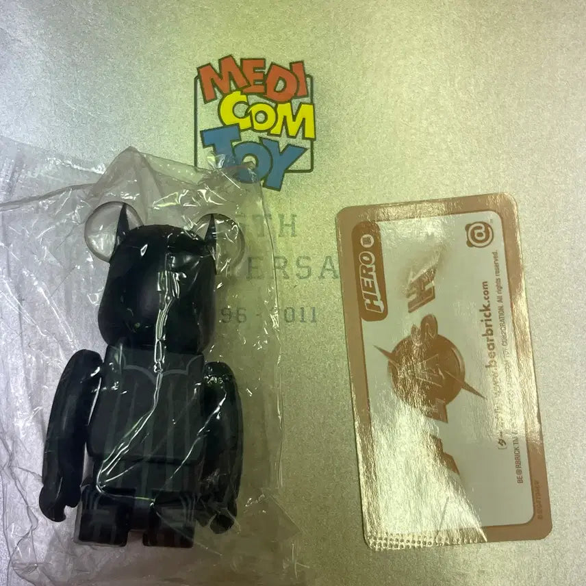 [BUNJANG] Bearbrick 47th Series Batman (Hero Reverse) / 베어브릭 47탄 히어로 역 배트맨