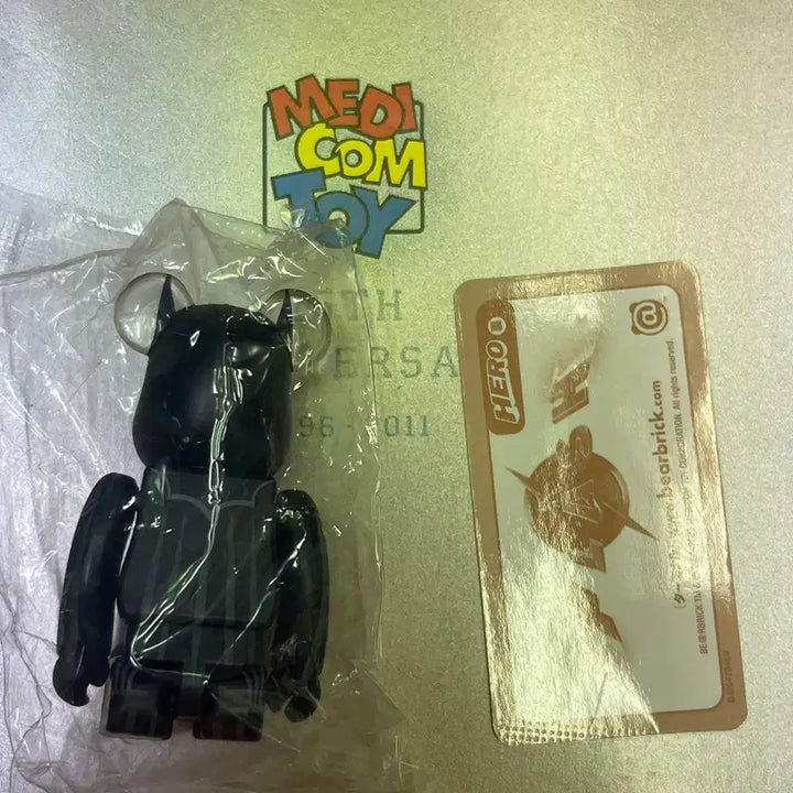 [BUNJANG] Bearbrick 47th Series Batman (Hero Reverse) / 베어브릭 47탄 히어로 역 배트맨