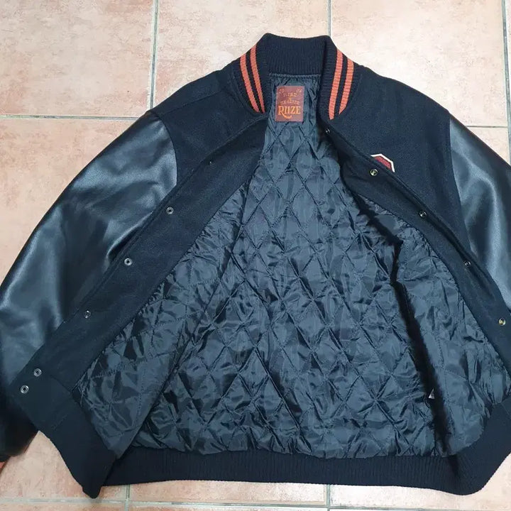 [BUNJANG] RIIZE Debut 1st Anniversary Official Varsity Jacket (Item Only / Mint Condition) / 라이즈(RIIZE) 데뷔 1주년 공식 바시티 자켓 (단품 / 상태 상)