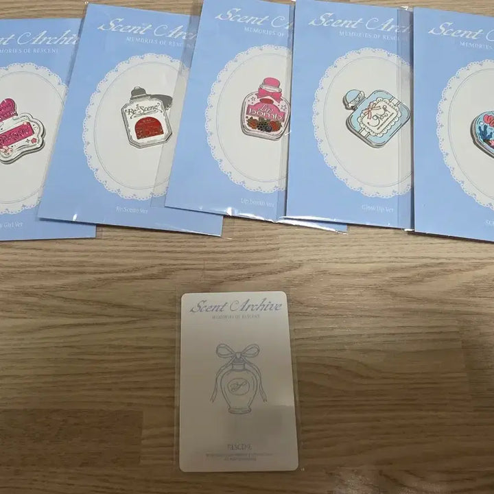 [BUNJANG] RESCENE Popup Metal Badge Bundle Set (Includes Special Photocard, Random Photocard) / 리센느 팝업 금속 뱃지(특전포카O, 랜덤포카O)