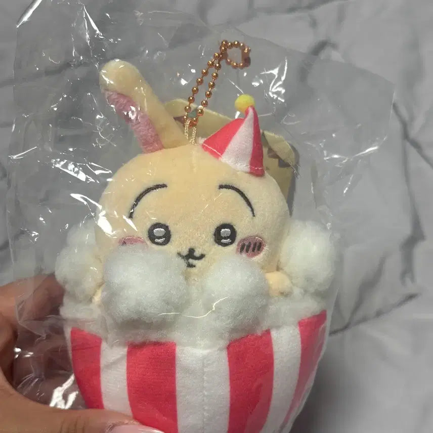 [BUNJANG] Chiikawa Land Mascot Popcorn Usagi Keychain Plush / 개체예쁨)치이카와 랜드 마스코트 팝콘 우사기 키링 인형