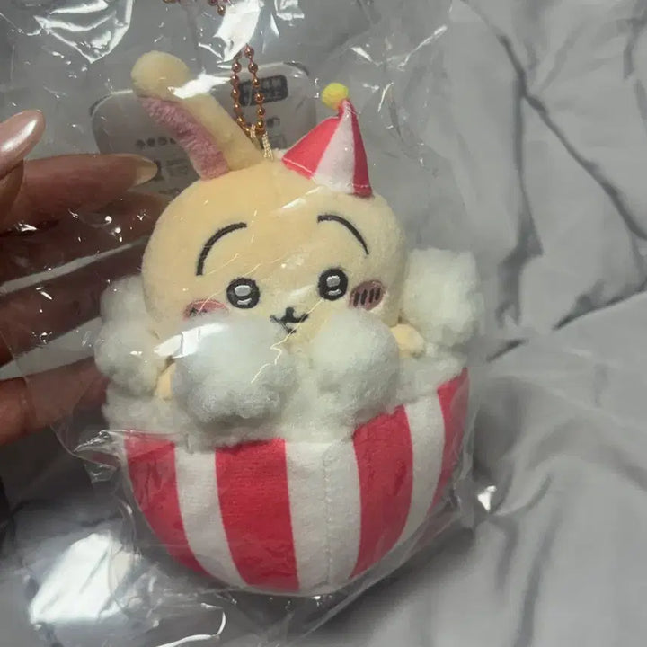 [BUNJANG] Chiikawa Land Mascot Popcorn Usagi Keychain Plush / 개체예쁨)치이카와 랜드 마스코트 팝콘 우사기 키링 인형