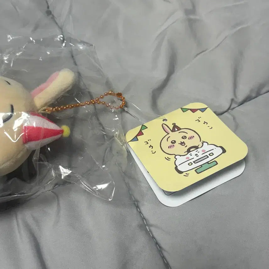 [BUNJANG] Chiikawa Land Mascot Popcorn Usagi Keychain Plush / 개체예쁨)치이카와 랜드 마스코트 팝콘 우사기 키링 인형