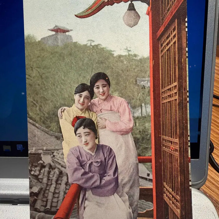 [BUNJANG] 1920s Korean Gisaeng &amp; Ulmil-dae (Pyongyang) Hand-Colored Real Photo Postcard - Issued by Government Railways of Chosen / 1920년 - 평양 명물 기생과 을밀대 원경 채색 사진 엽서 - 조선총독부철도국 발행
