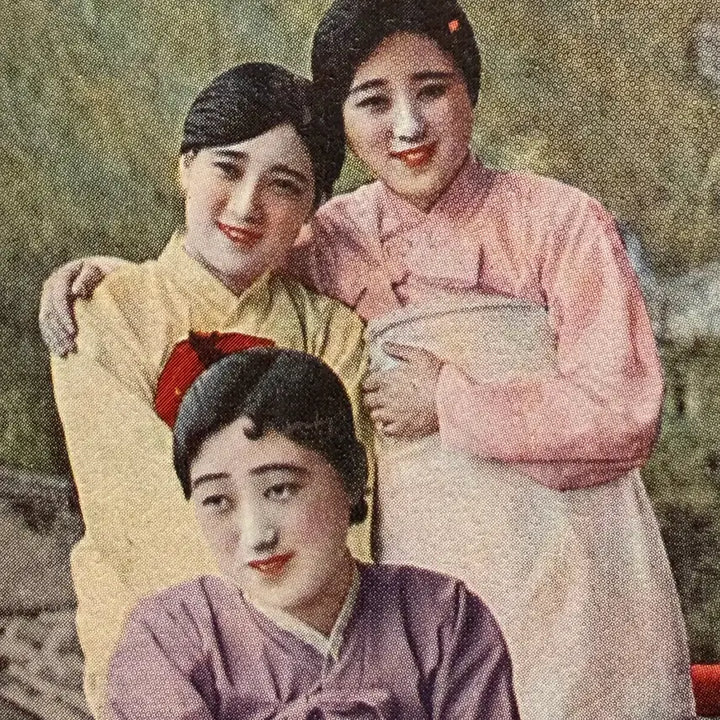 [BUNJANG] 1920s Korean Gisaeng &amp; Ulmil-dae (Pyongyang) Hand-Colored Real Photo Postcard - Issued by Government Railways of Chosen / 1920년 - 평양 명물 기생과 을밀대 원경 채색 사진 엽서 - 조선총독부철도국 발행