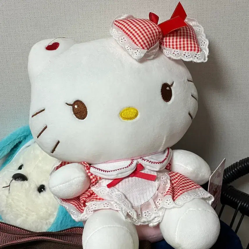[BUNJANG] Sanrio Hello Kitty Medium Plush / 산리오 헬로키티 중형 인형