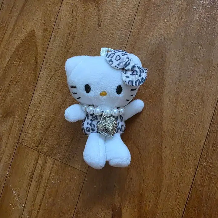 [BUNJANG] Hello Kitty Leopard Print Pearl Heart Charm / 헬로키티 호피무늬 진주 하트 인형 키링