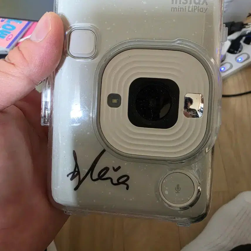 [BUNJANG] EVERGLOW Mia Signed Instax Mini Polaroid Camera / 에버글로우 미아가 싸인해준 폴라로이드 카메라 판매
