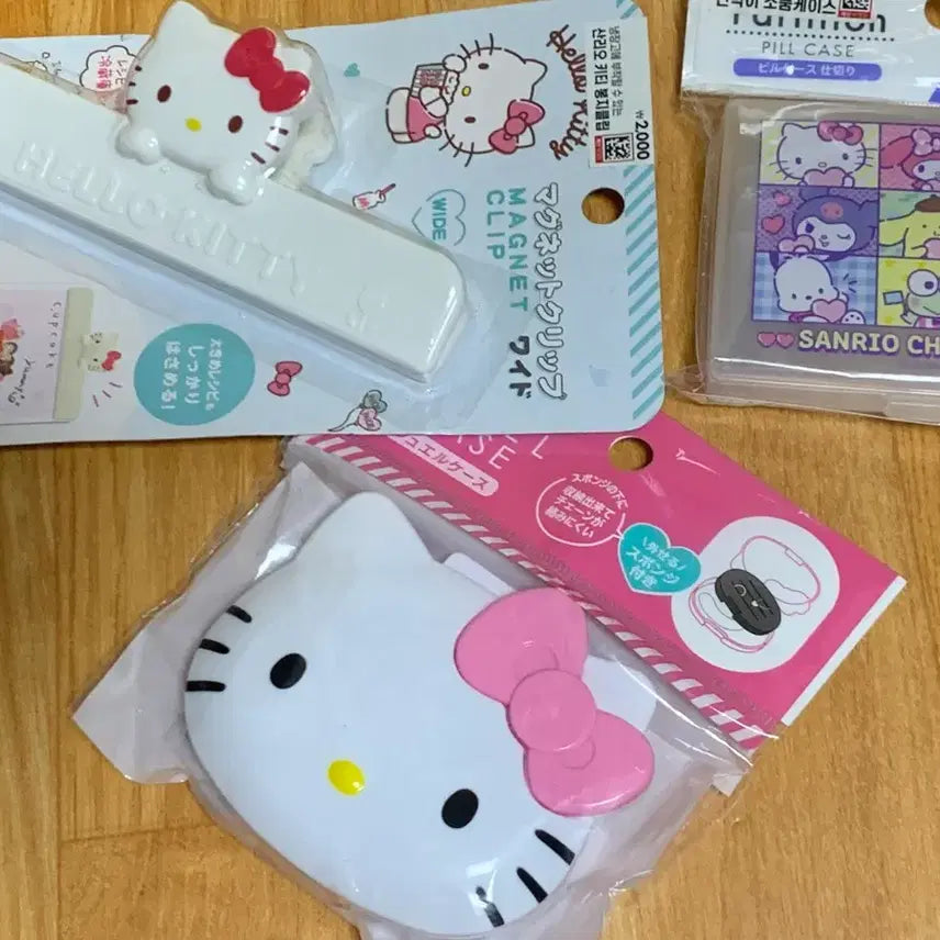 [BUNJANG] Daiso Hello Kitty Bundle Set / 다이소 헬로키티 파우치, 키링, 카라비너, 수면양말, 케이스, 봉지클립 등