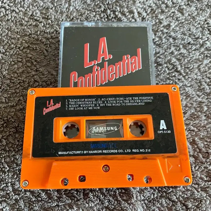 [BUNJANG] LA Confidential Original Soundtrack Cassette Tape / 영화배우 러셀 크로우 킴 베이싱어 케빈 스페이시 주연의 90년대 영화 LA 컨피덴셜 OST 사운드트랙 팝 재즈 캐롤 영화음악 국내 라이센스 카세트테이프