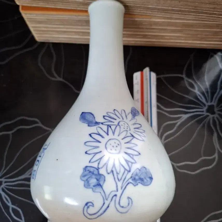 [BUNJANG] 19th Century Chrysanthemum Pattern Ewer / 19세기 국화문 주병