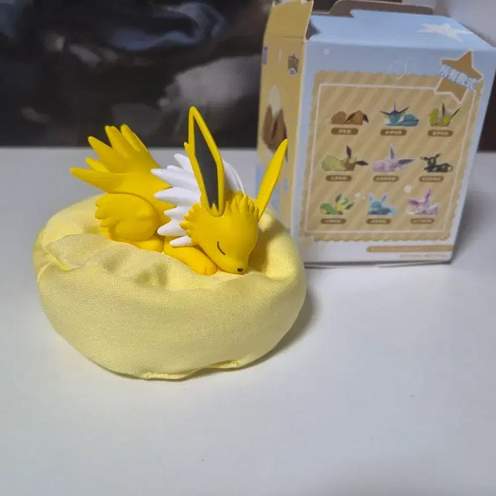 [BUNJANG] Pokemon Sleeping Eevee Jolteon Figure / 포켓몬 잠자는이브이 쥬피썬더