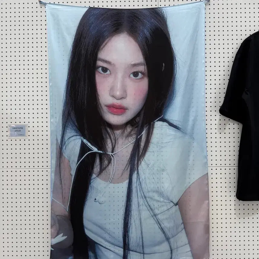 [BUNJANG] IVE Yujin "Goodbye Exhibition" Fabric Poster (Sealed) / 아이브 안유진 패브릭 포스터 미개봉 안녕 전시회 안녕즈