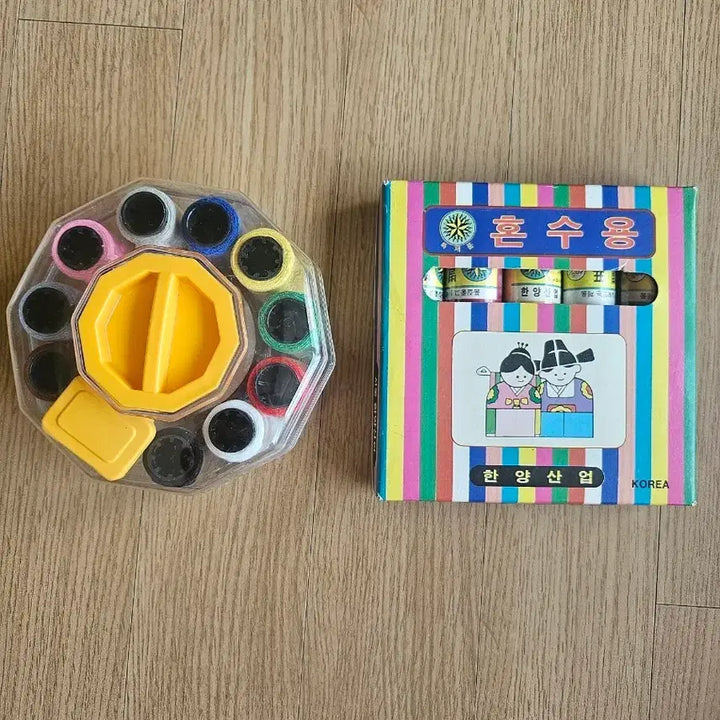 [BUNJANG] Vintage Sewing Box Set (Hanyang Industrial Star Sewing Thread 10-Color Box + Octagonal Case) / 빈티지 반짇고리 2종 (한양산업 별표재봉사 10색 박스 + 팔각 케이스 세트, 미사용 장롱 보관품)
