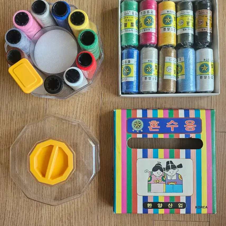 [BUNJANG] Vintage Sewing Box Set (Hanyang Industrial Star Sewing Thread 10-Color Box + Octagonal Case) / 빈티지 반짇고리 2종 (한양산업 별표재봉사 10색 박스 + 팔각 케이스 세트, 미사용 장롱 보관품)