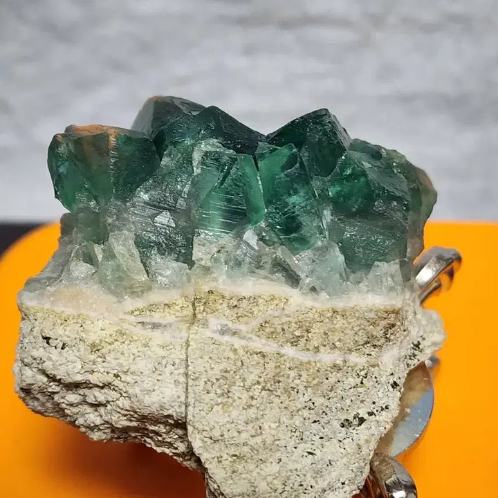 [BUNJANG] Natural Green Fluorite Crystal with Stand / 천연 원석 녹색 형석 원석 + 받침대