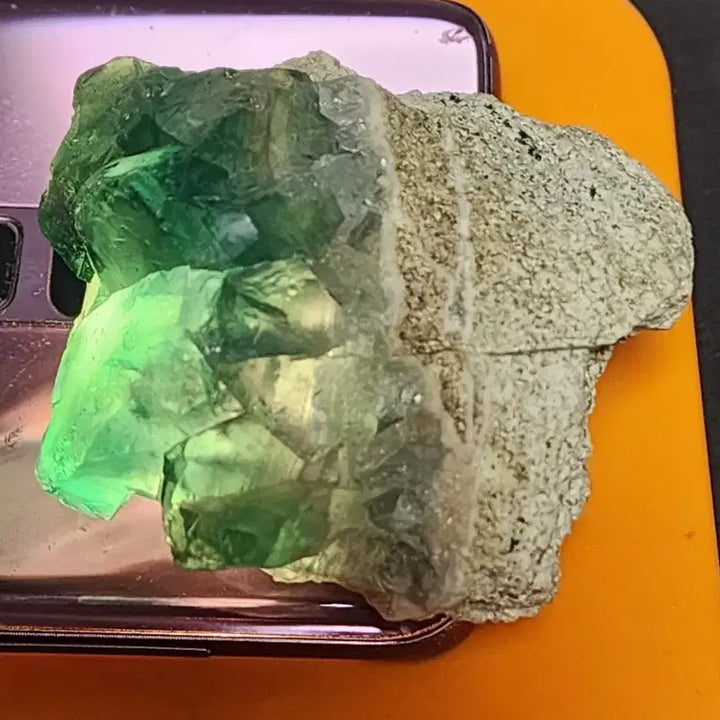 [BUNJANG] Natural Green Fluorite Crystal with Stand / 천연 원석 녹색 형석 원석 + 받침대