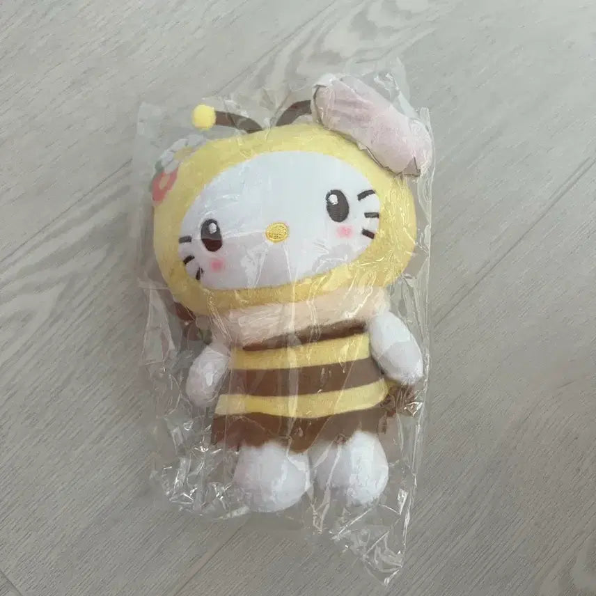 [BUNJANG] Honey Bee Hello Kitty Mascot Pouch / 꿀벌 헬로키티 마스코트 파우치