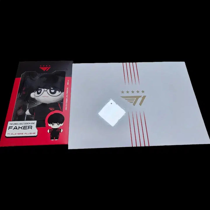 [BUNJANG] Faker 20cm Doll &amp; Worlds Uniform Set (Sealed) / [미개봉] T1 20cm 페이커 인형 / 월즈 5성 6성 유니폼 인형옷