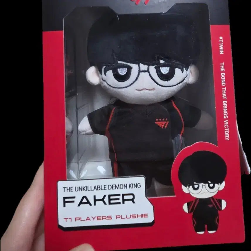 [BUNJANG] Faker 20cm Doll &amp; Worlds Uniform Set (Sealed) / [미개봉] T1 20cm 페이커 인형 / 월즈 5성 6성 유니폼 인형옷
