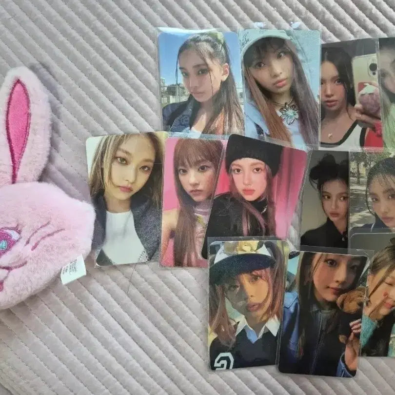 [BUNJANG] NewJeans Fluffy Plush Keychain Bundle Set / 뉴진스 플러피 인형키링, 포카 일괄 급처