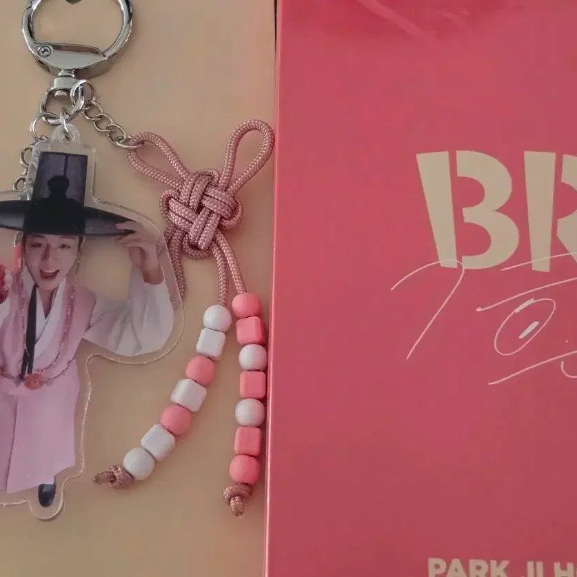 [BUNJANG] Park Jihoon Baskin Robbins Hanbok Edition Keyring / 박지훈 베스킨라빈스 키링 한복 항공샷
