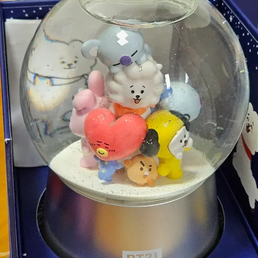 [BUNJANG] BTS BT21 Snow Globe / BTS BT21 파리바게트 스노우볼