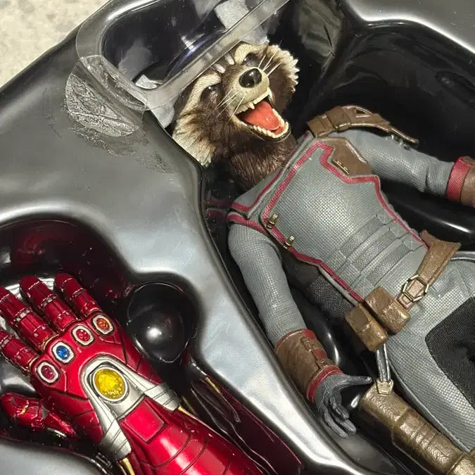[BUNJANG] Hot Toys Endgame Rocket Figure / 마블 핫토이 엔드게임 로켓