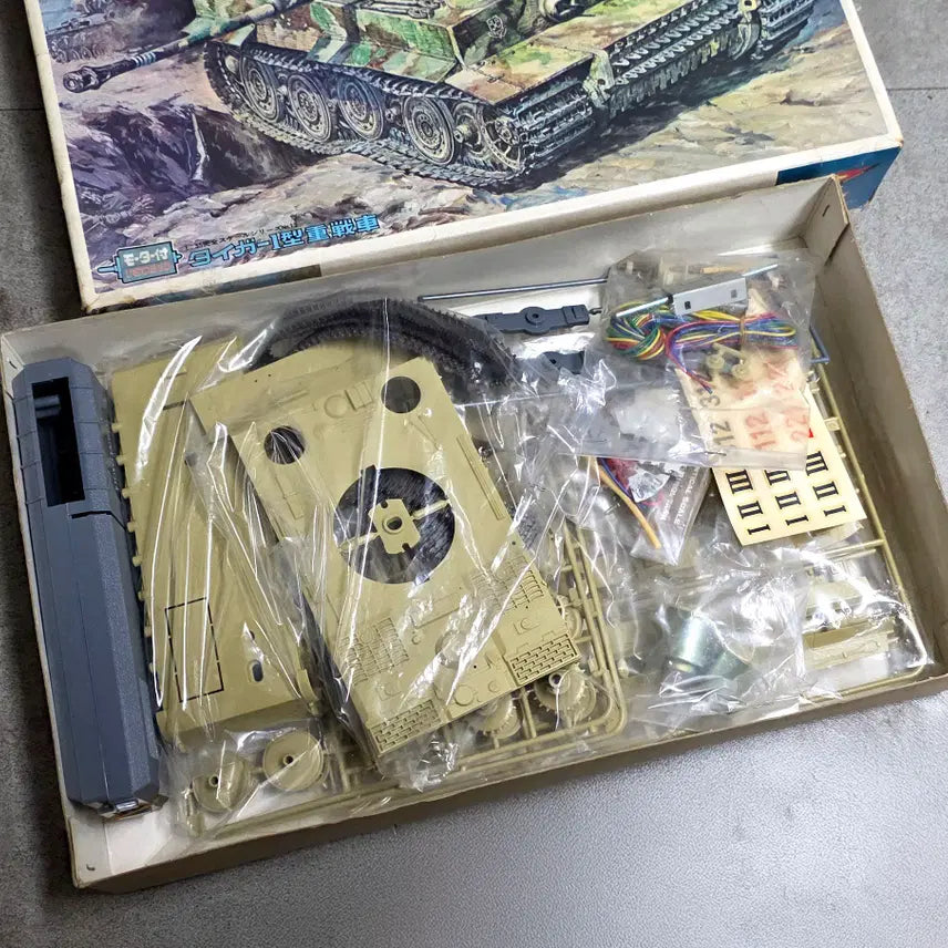 [BUNJANG] Nichimo 1/35 Tiger I Motorized Remote Control Plastic Model Kit (1970s Vintage) / 전설의 유물 [니치모 1/35] (70년대 빈티지) 타이거 I 모터라이즈 프라모델
