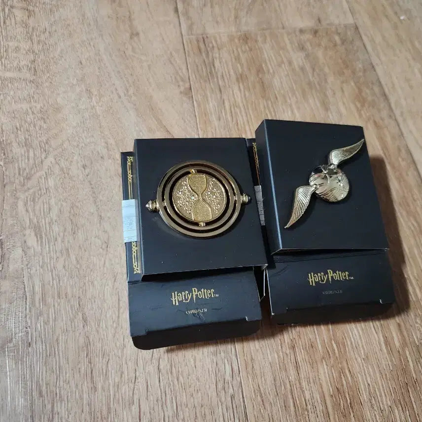 [BUNJANG] Harry Potter Tom Riddle Diary, Time-Turner, and Snitch Badges / 해리포터 뱃지-톰 리들 다이어리,타임터너,스니치 판매합니다.