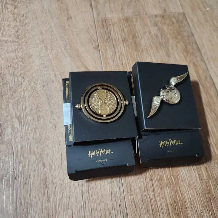 [BUNJANG] Harry Potter Tom Riddle Diary, Time-Turner, and Snitch Badges / 해리포터 뱃지-톰 리들 다이어리,타임터너,스니치 판매합니다.