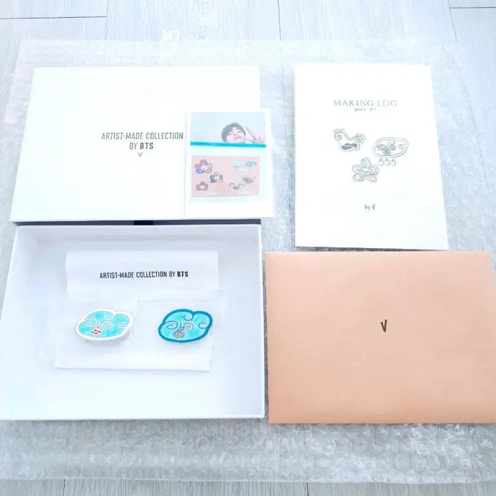 [BUNJANG] BTS V Artist-made Collection CLOUD DROPS Brooch Set / 방탄소년단 BTS 뷔 구름 브로치 뱃지 V Artist brooch set CLOUD DROPS
