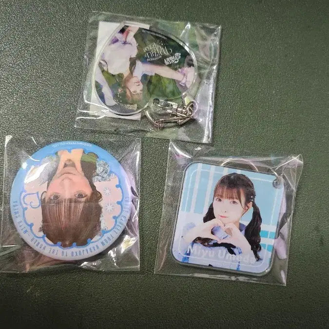 [BUNJANG] Miyuu Umeda Keychain &amp; 3 Can Badges Bundle Set / 우메다 미유 키링 캔뱃지 3개 일괄